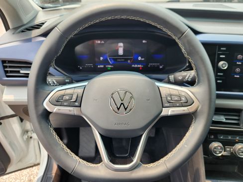 Used 2024 Volkswagen Taos SE w/ Panoramic Sunroof Package AWD/4WD image 9