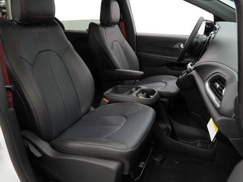 New 2027 Chrysler Pacifica Select AWD/4WD image 34