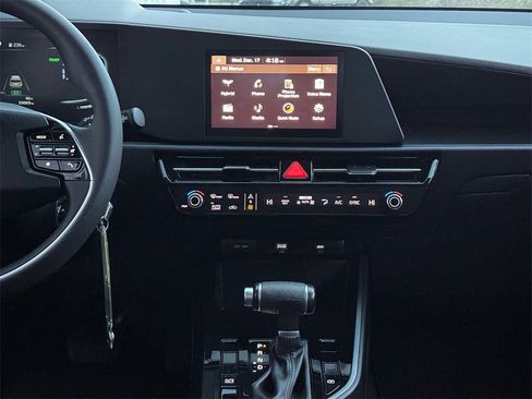 Used 2023 Kia Niro LX image 17