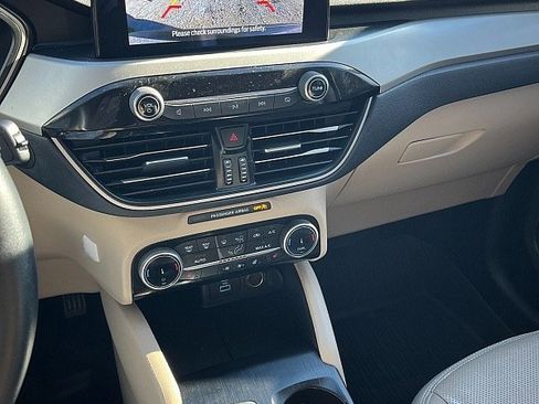 Used 2022 Ford Escape SE w/ SE Sport Appearance Package image 8