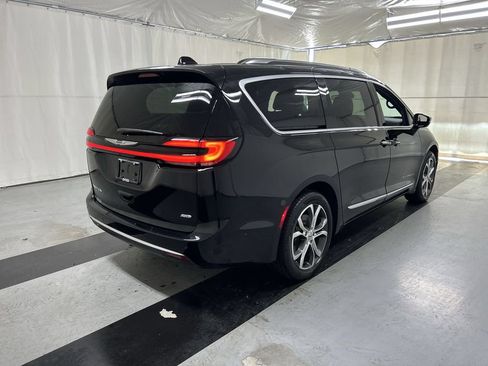 Used 2024 Chrysler Pacifica Pinnacle AWD/4WD image 2