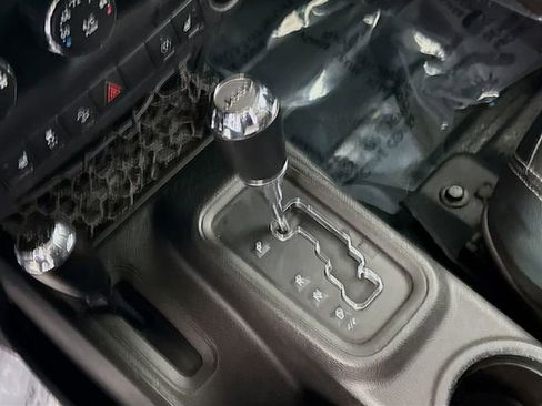 Used 2017 Jeep Wrangler Unlimited Sahara image 17