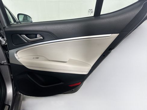 Used 2025 Genesis G70 2.5T RWD image 29