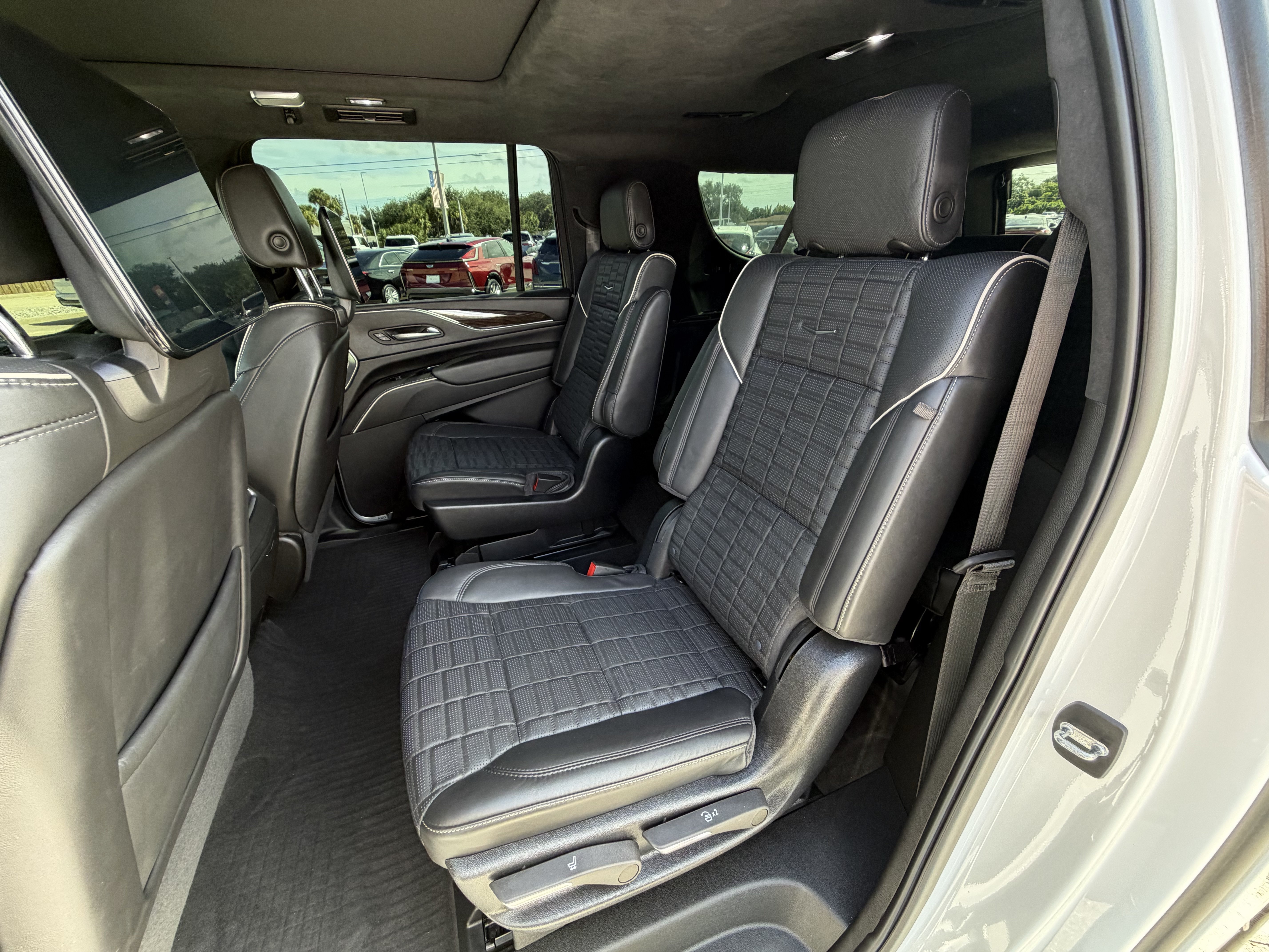 Certified 2022 Cadillac Escalade ESV Sport Platinum w/ LPO, ONYX Package AWD/4WD image 8