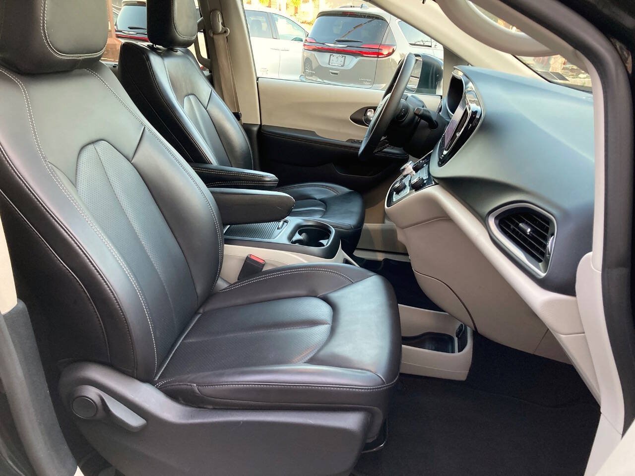 Used 2023 Chrysler Pacifica Touring-L FWD image 10