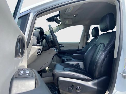 Used 2024 Chrysler Pacifica Touring-L FWD image 11