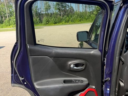 Used 2017 Jeep Renegade Trailhawk w/ Premium Trailhawk Package image 14