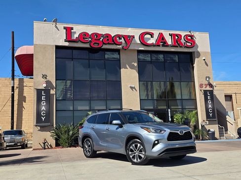 Used 2020 Toyota Highlander XLE image 2