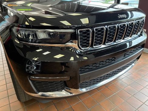 Used 2023 Jeep Grand Cherokee L Limited AWD/4WD image 2