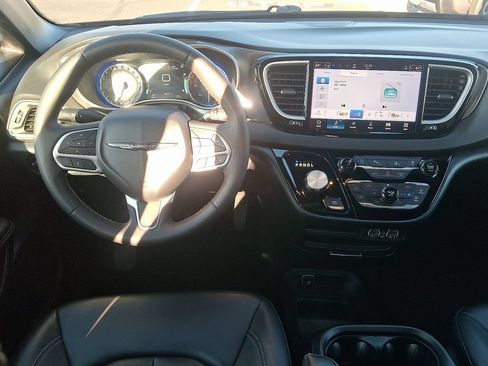 Used 2025 Chrysler Pacifica Select FWD image 14