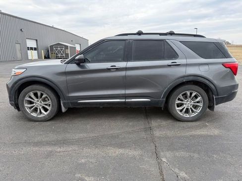 Used 2021 Ford Explorer XLT w/ Equipment Group 202A image 4