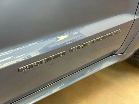 Used 2020 Jeep Grand Cherokee Limited X image 25