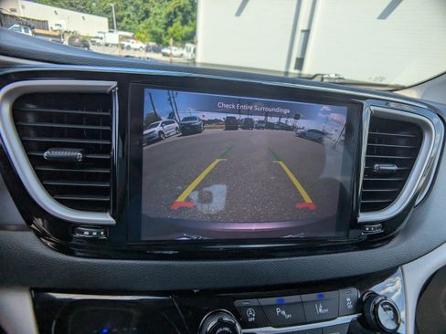 Used 2023 Chrysler Pacifica Touring-L FWD image 21