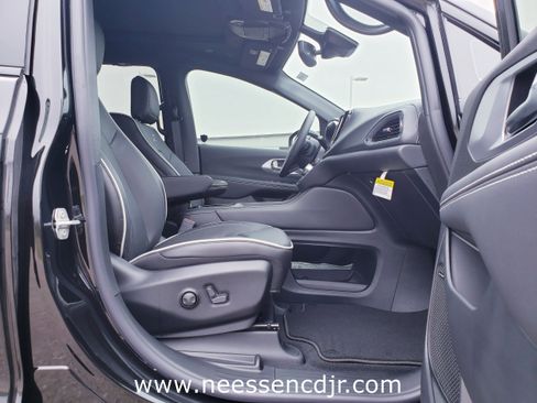 New 2026 Chrysler Pacifica Limited image 17