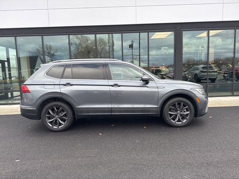 Used 2022 Volkswagen Tiguan SE image 2