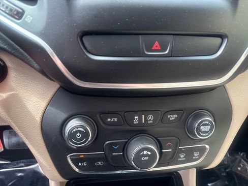 Used 2019 Jeep Cherokee Latitude w/ Popular Appearance Group FWD image 15