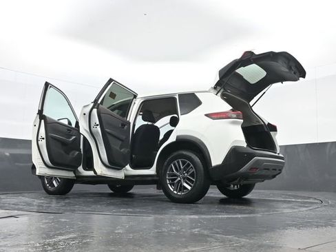 Used 2023 Nissan Rogue S image 29