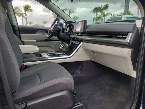 Used 2024 Kia Carnival LX FWD image 23