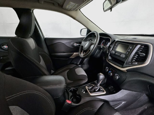 Used 2018 Jeep Cherokee Latitude FWD image 25