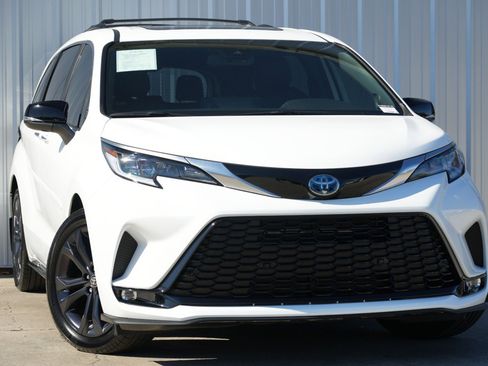 Used 2024 Toyota Sienna XSE w/ XSE Premium Package image 4