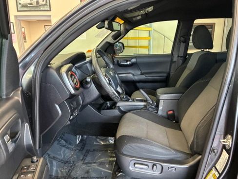 Used 2020 Toyota Tacoma TRD Sport  Medium Bed image 12