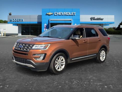 Used 2017 Ford Explorer XLT FWD image 1