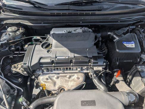 Used 2010 Hyundai Elantra SE FWD image 15