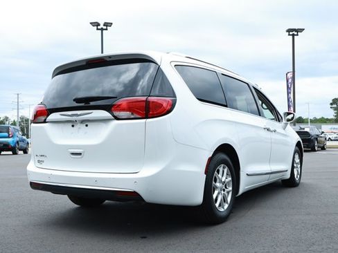 Used 2020 Chrysler Pacifica Touring-L FWD image 6