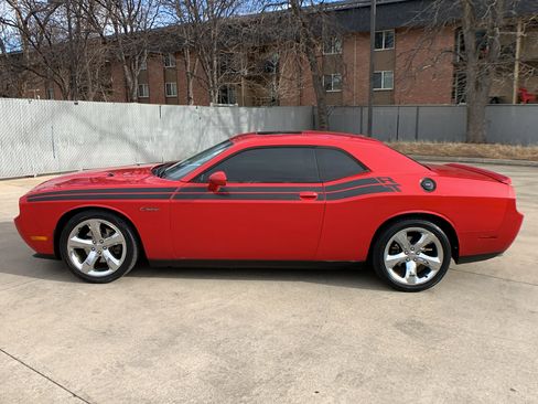 Used 2013 Dodge Challenger R/T image 2