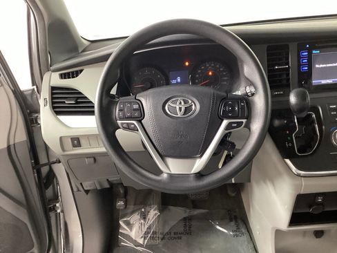 Used 2015 Toyota Sienna LE image 21