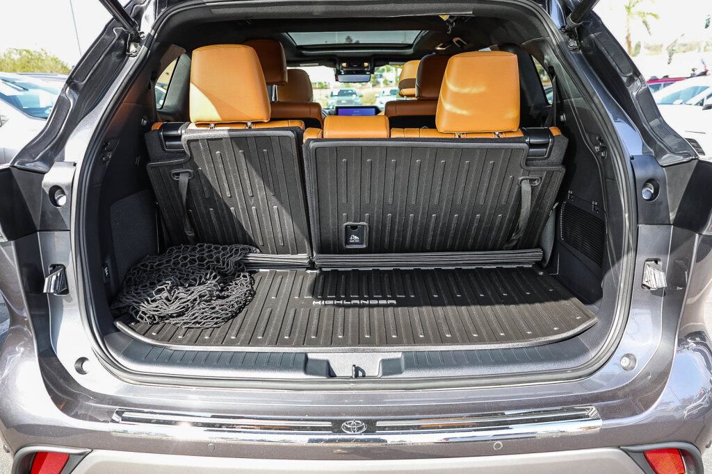 Used 2023 Toyota Highlander Platinum AWD/4WD image 30