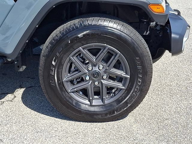 Used 2024 Jeep Gladiator Sport AWD/4WD image 8