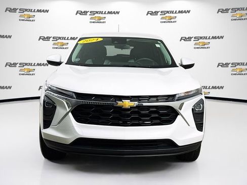 Used 2024 Chevrolet Trax LS w/ LS Convenience Package FWD image 2