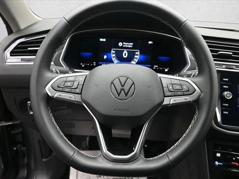 Used 2022 Volkswagen Tiguan SE FWD image 14
