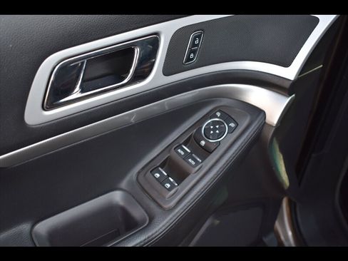 Used 2015 Ford Explorer XLT w/ Equipment Group 202A FWD image 17