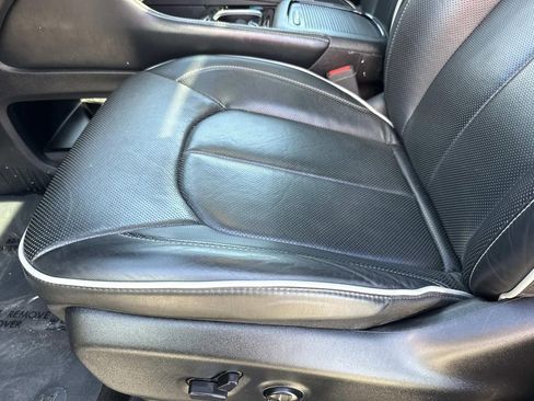 Used 2025 Chrysler Pacifica Limited FWD image 24