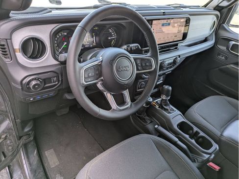Used 2025 Jeep Wrangler Unlimited Sahara w/ Safety Group AWD/4WD image 9