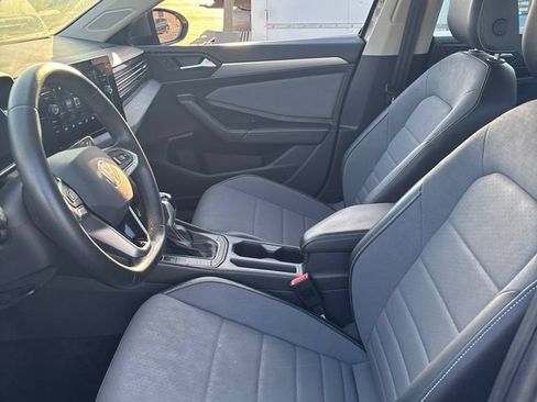 Used 2025 Volkswagen Jetta SE FWD image 9