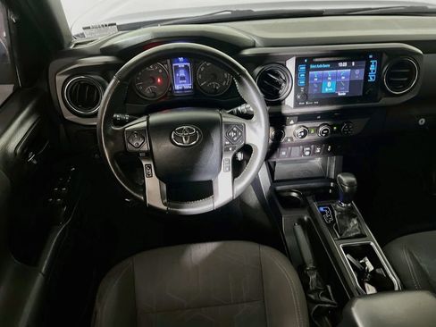 Certified 2018 Toyota Tacoma TRD Off-Road AWD/4WD image 19