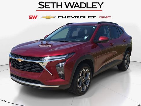 Used 2025 Chevrolet Trax LT w/ LT Convenience Package image 3