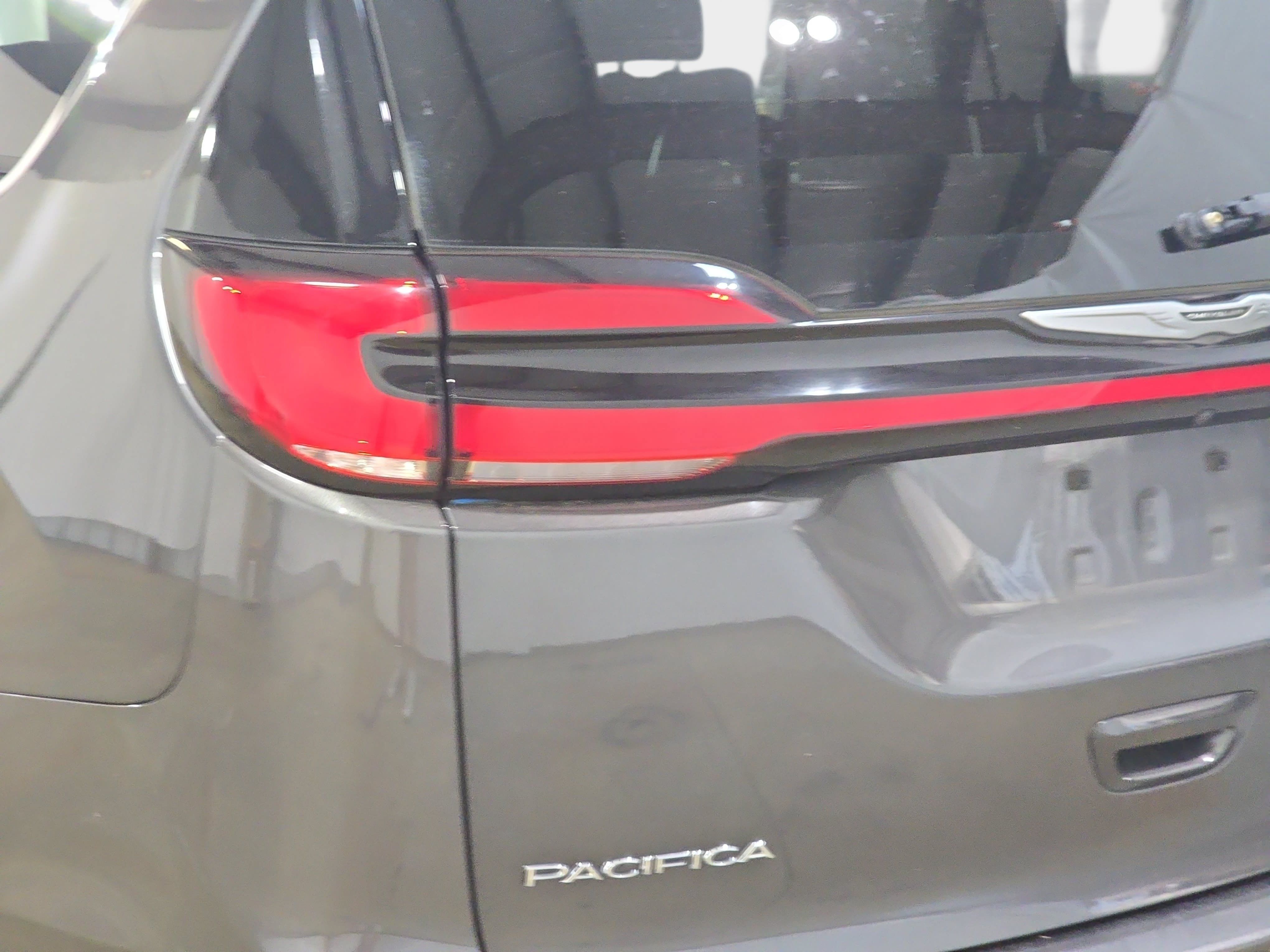 Used 2023 Chrysler Pacifica Touring-L FWD image 11
