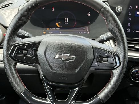 Used 2024 Chevrolet Trax RS w/ Sunroof Package FWD image 11