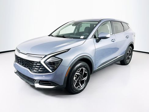 Used 2025 Kia Sportage LX image 3