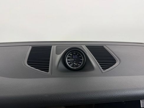 Certified 2025 Porsche Macan AWD/4WD image 22