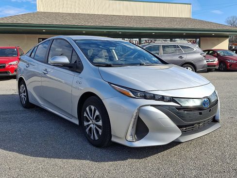 Used 2021 Toyota Prius Prime XLE image 3