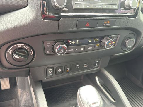 Used 2022 Nissan Frontier SV AWD/4WD image 25