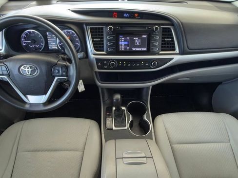 Used 2019 Toyota Highlander LE FWD image 19