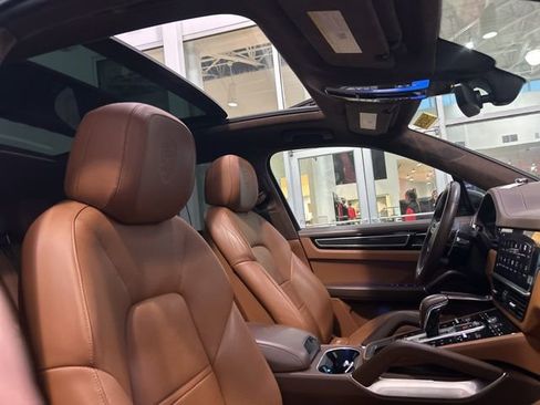 Used 2022 Porsche Cayenne Turbo image 15