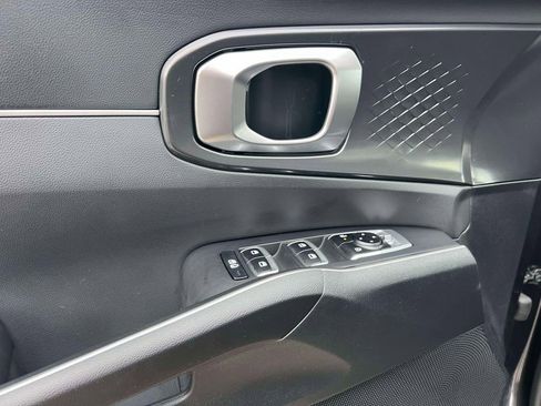 Used 2025 Kia Sorento S image 16