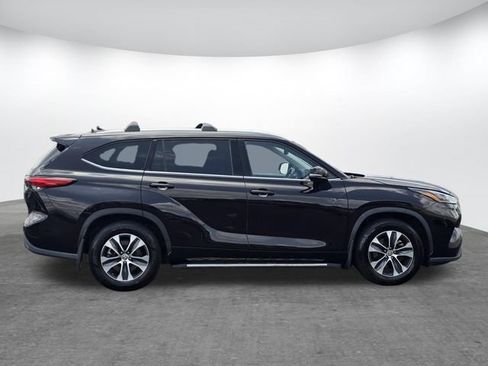 Used 2022 Toyota Highlander XLE FWD image 3